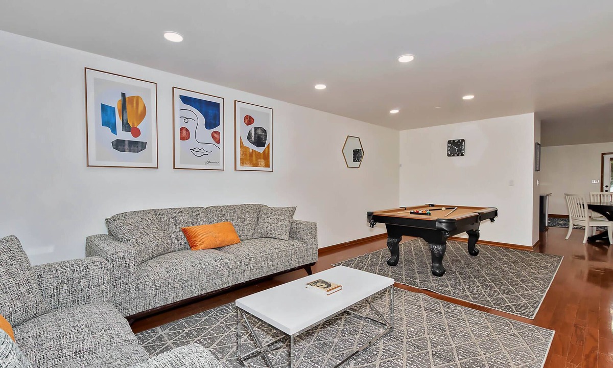 Round Lake Beach House | Near Naval Base! Ranch w Pool Table, Arcade, Netflix!