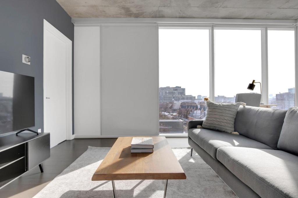 River North Apartment | Near North 2BR w Roof Gym nr Red Line CHI-580