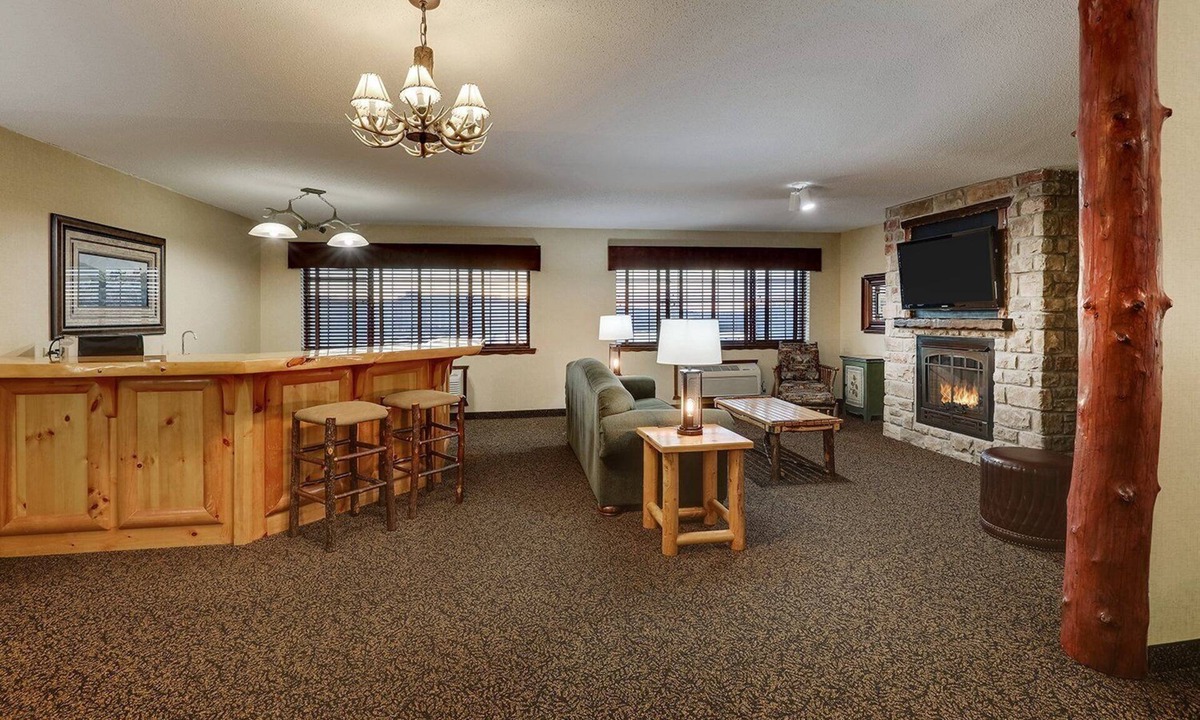 Moline Hotel | Near TaxSlayer Center! Cozy Rooms with Rustic Decor, 2 Pools | 2 Units
