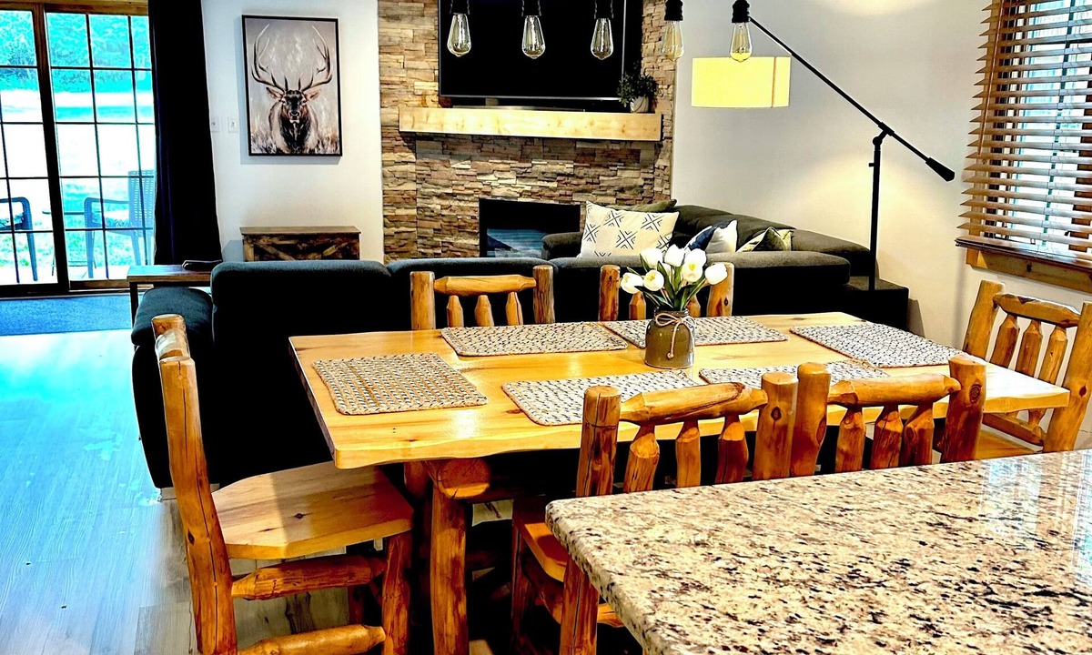 Utica House | NEW ! COZY , RUSTIC 2-bedroom townhome Near STARVED ROCK !