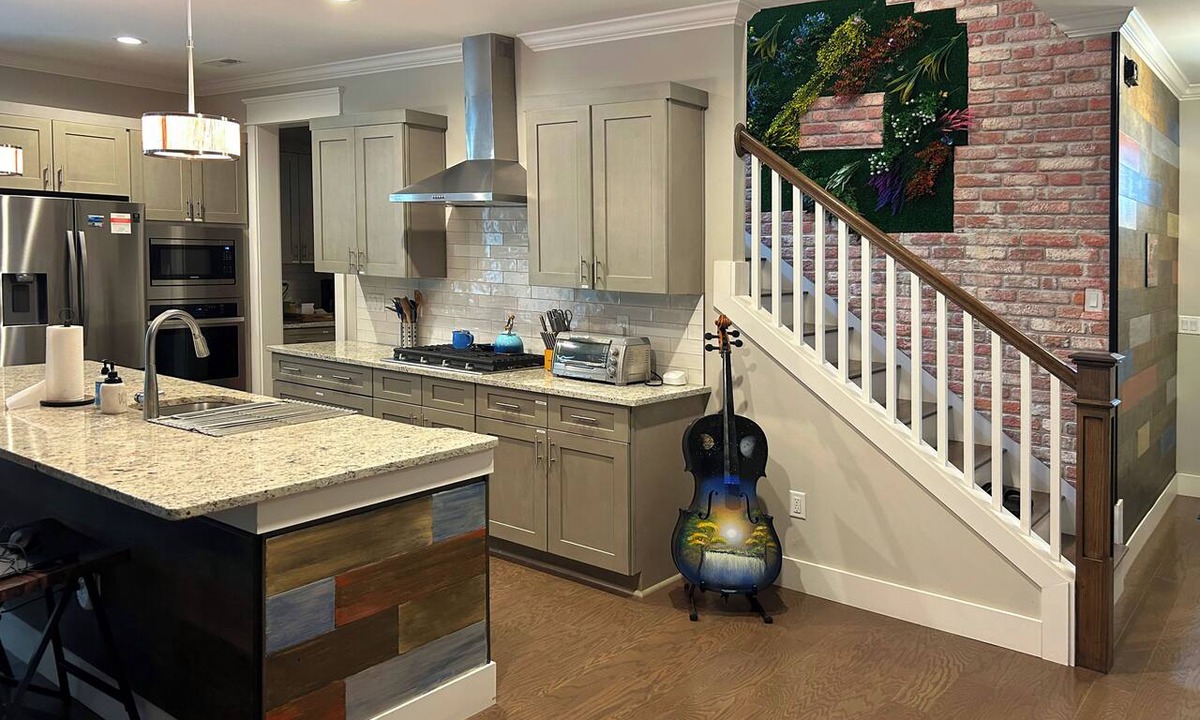 Black Mountain House | New Modern & Rustic Home, Warm, Artsy & Fun Vibe. 2 Min DT. Pet & EV Friendly