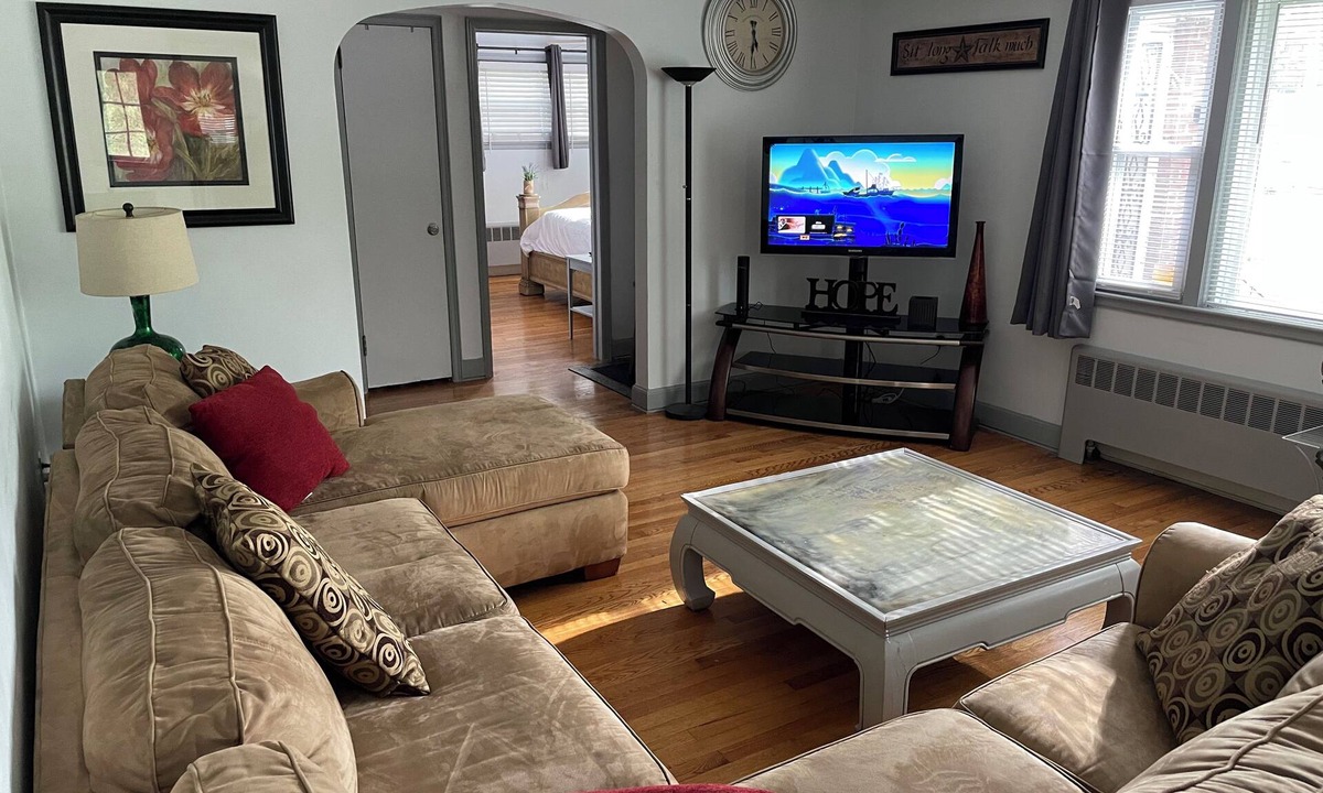 Windsor House | NEW: Spacious & Convenient Hideaway!Centrally located & 10 min from airport!