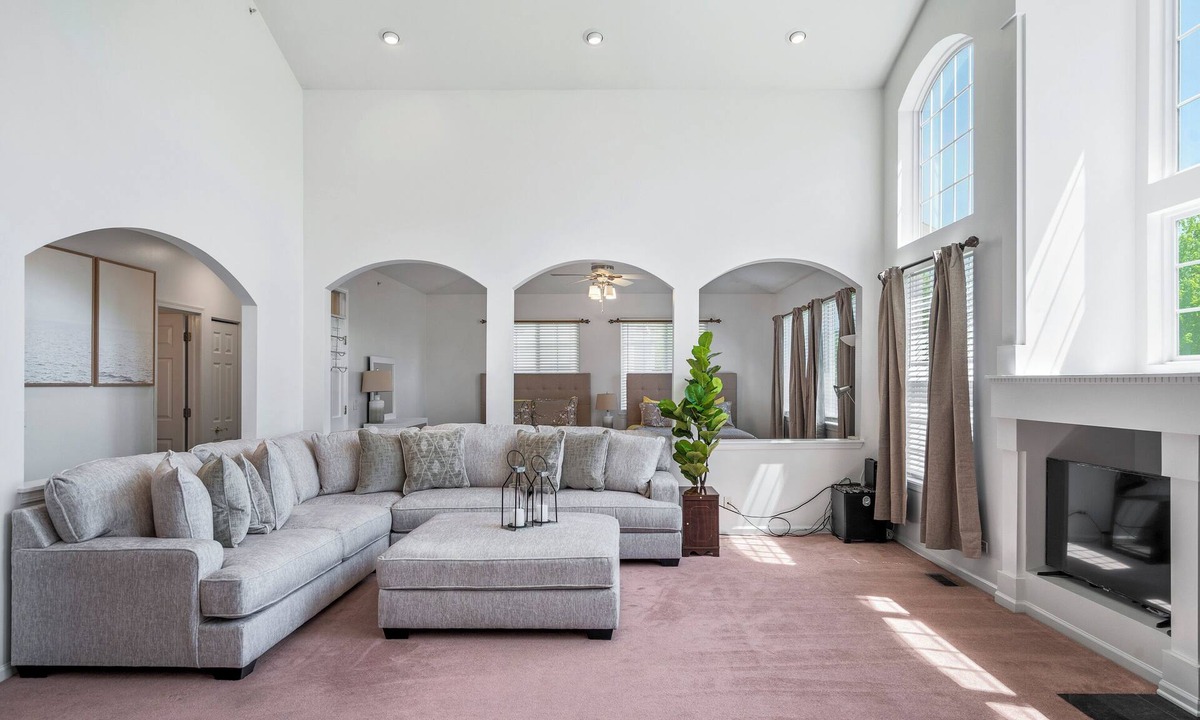 Hoffman Estates House | New! Spacious Home 6BD/3BTH - Sleeps 16! in Hoffman Estates!