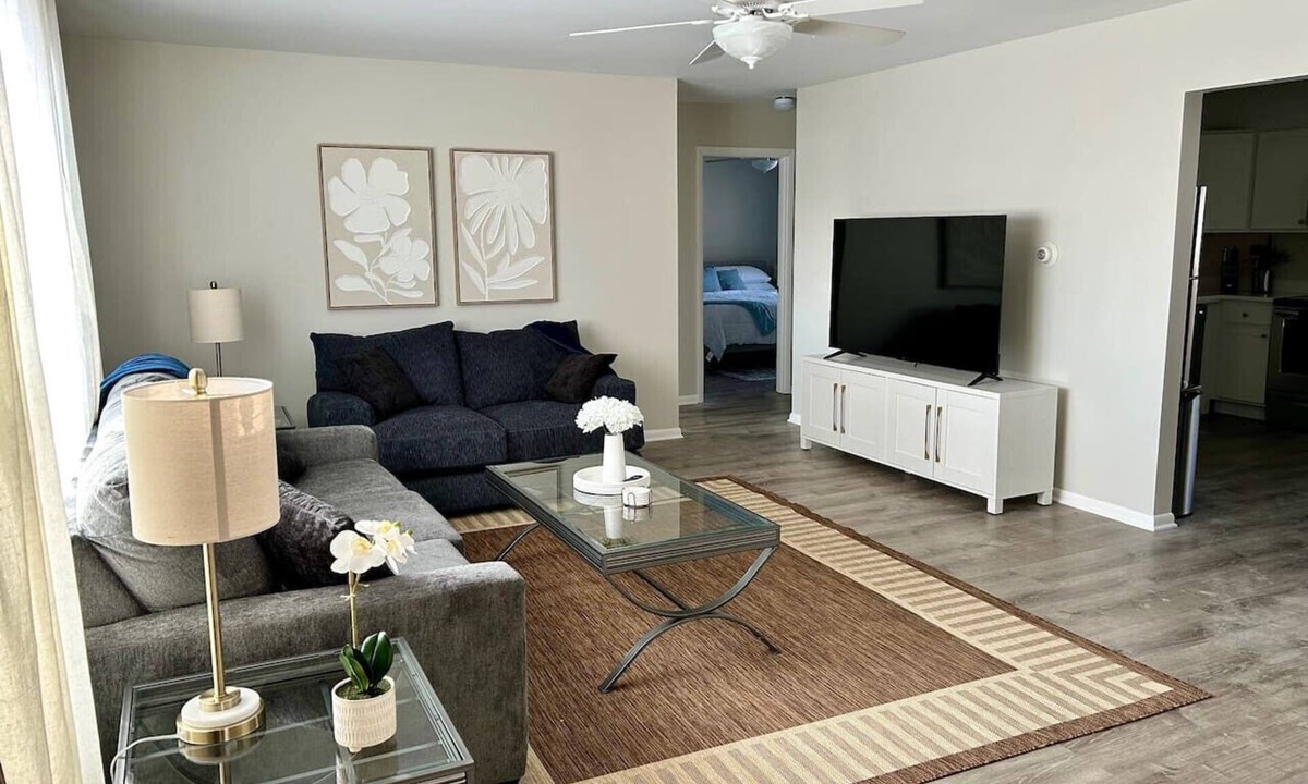 Libertyville Apartment | New updated Apt 1/2 Mile to Downtown Libertyville!
