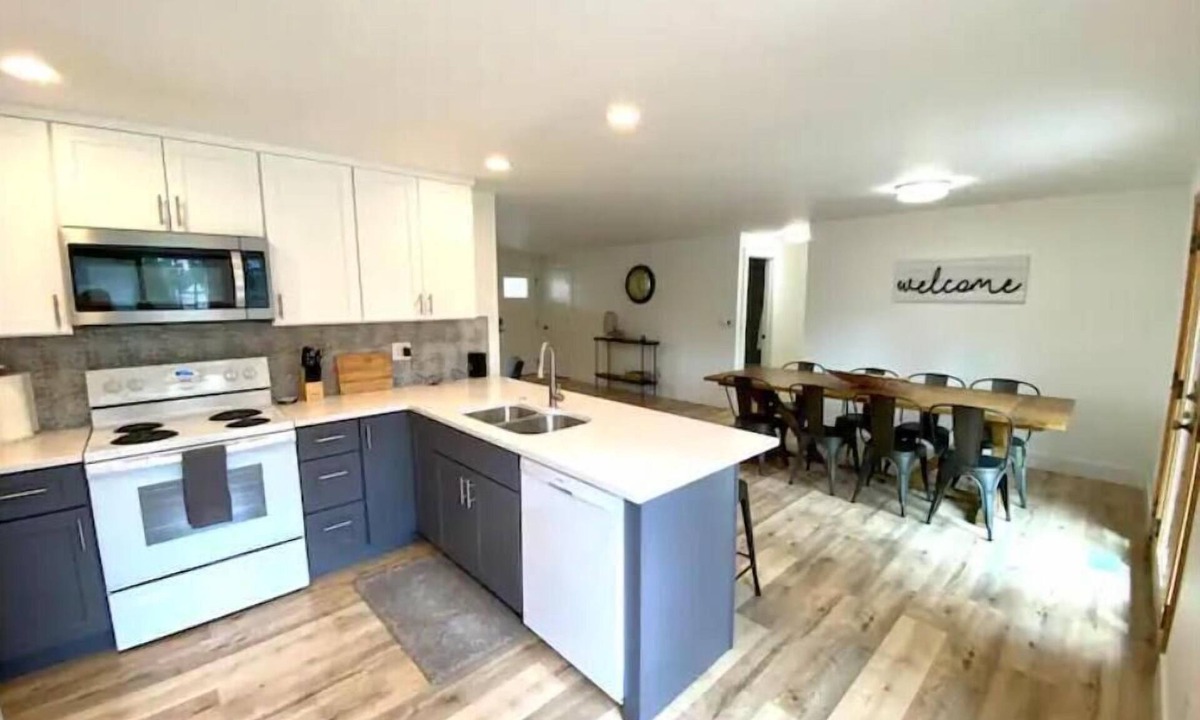 Fairwood House | Newly remodeled bright and airy 6 bedroom home