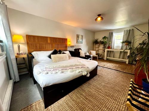 Carleton Place Apartment | NookSide Nest 1 bedroom Upstairs suite King, Kitchenette, Parking