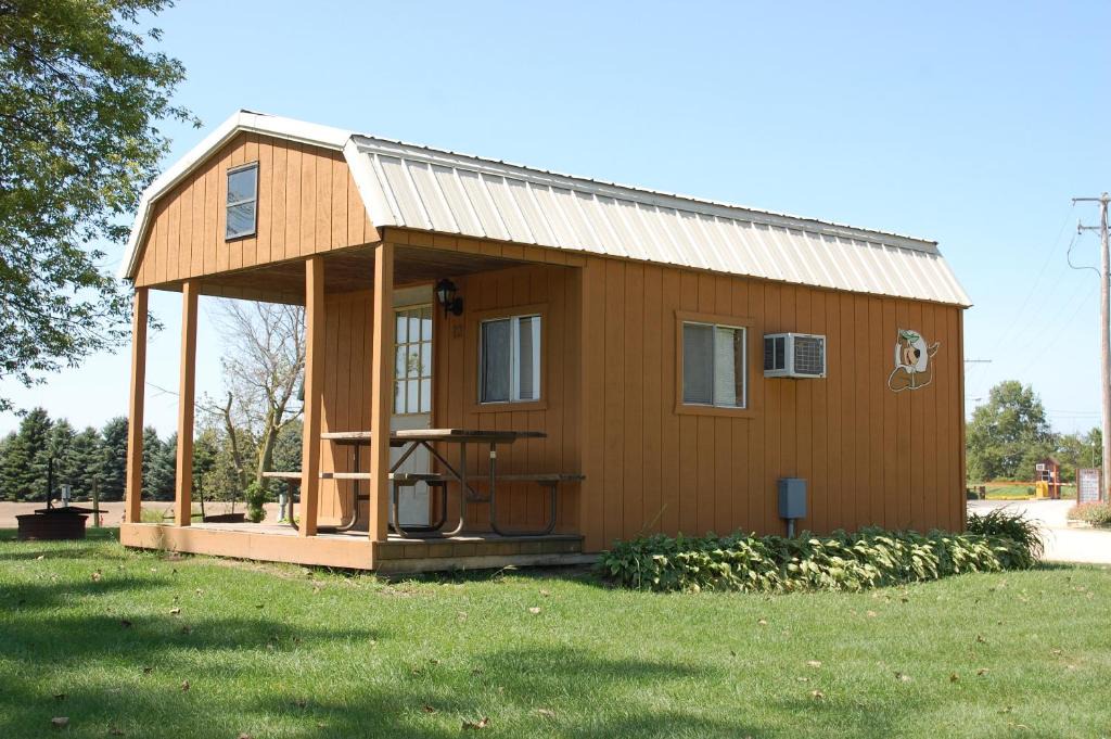 Amboy Resort | O'Connell's RV Campground Lakefront Cabin 9