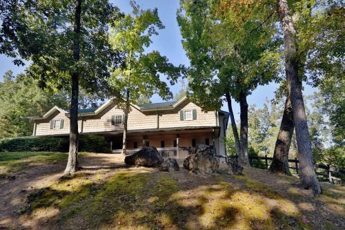 Pigeon Forge Ski Chalet | Oak Tree Lodge #3 by Eden Crest Vacation Rentals