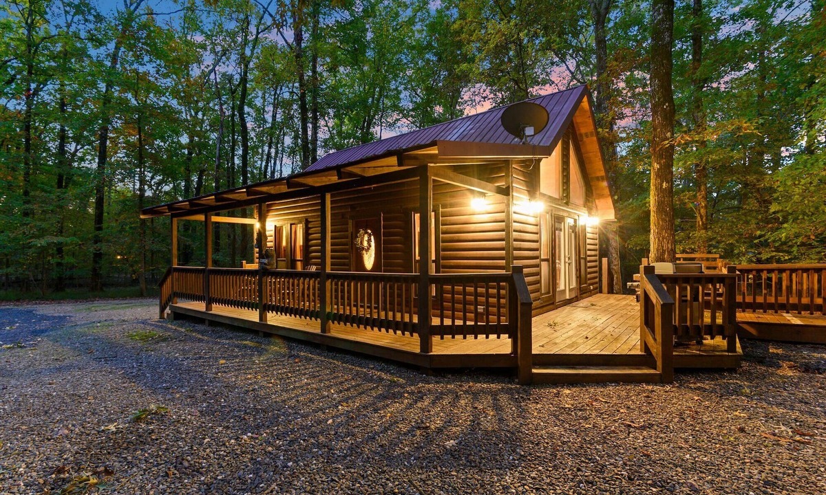 Broken Bow Cabin | Oakridge Honeymoon Cabin- King Bed, Hot Tub & Fireplace
