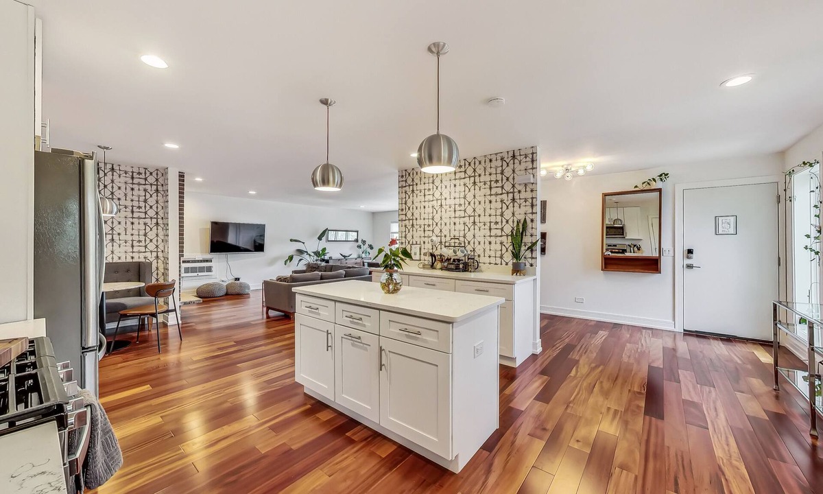 Evanston Condo | Oakton St. Inn, Evanston near Northwestern, Loyola and Chicago