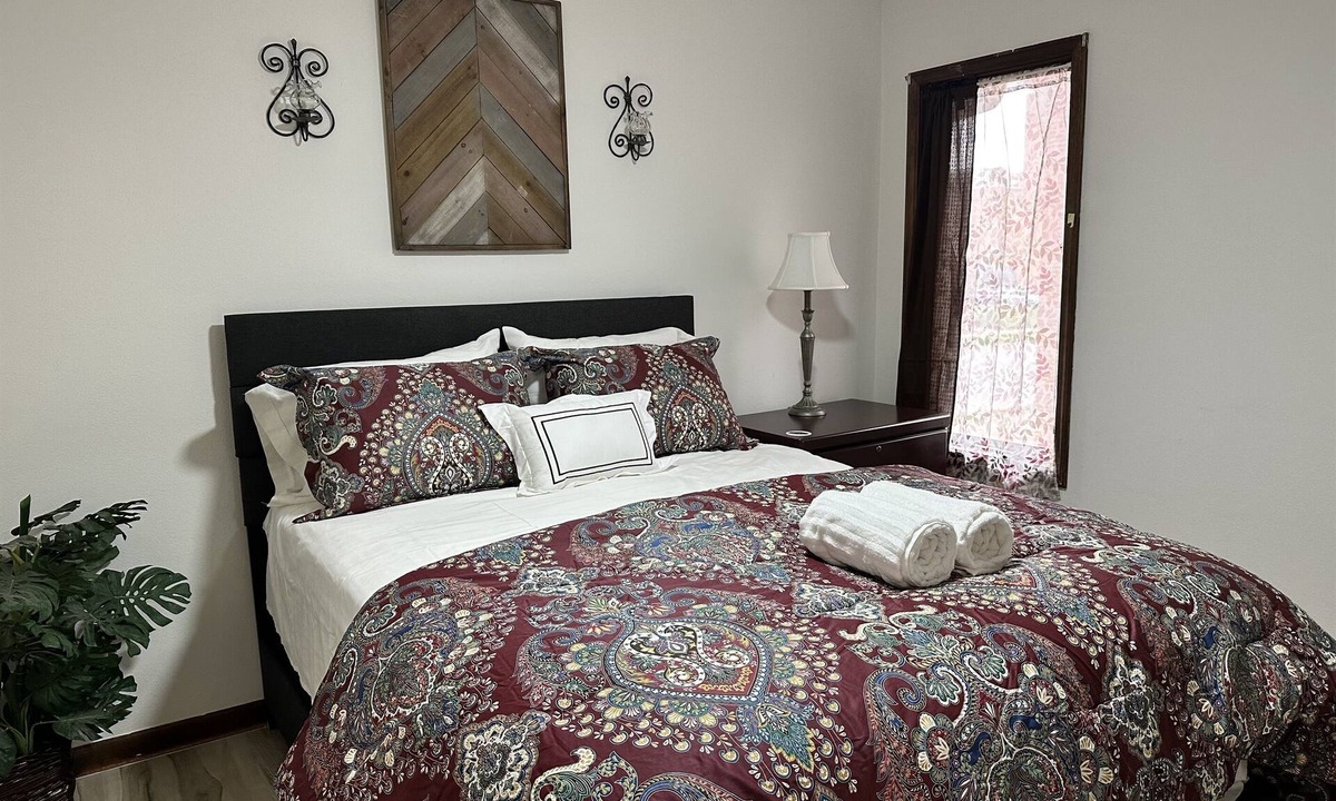 Springfield Apartment | Old Aristocracy Hill 1BR Quiet Apartment Downtown!