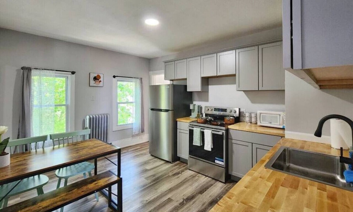 Springfield Apartment | Old world charm with modern renovation and decor