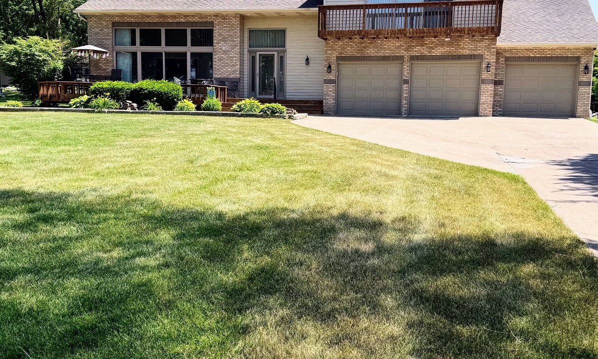 Port Byron House | On the banks of the Mississippi River with easy access to the Quad Cities.