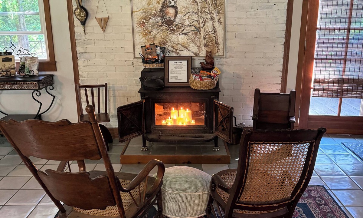 Carbondale House | Owl's Nest is a perfect getaway in the woods with lakes nearby. Pet friendly!