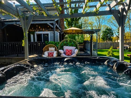 Mastic House | Paradise Citadel, Sauna, Htd pool hottub Golf Basketball