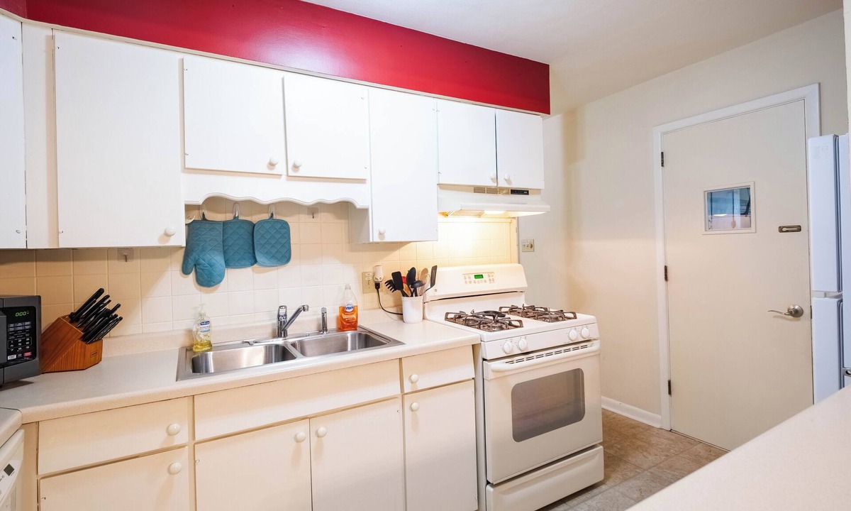Urbana House | Peaceful Home, Near UIUC, King Bed, Quiet Street
