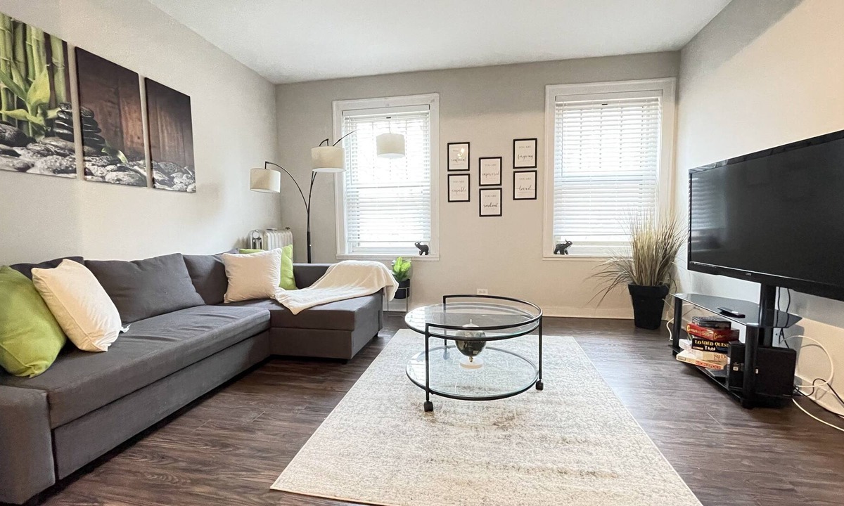 Hyde Park Apartment | Perfectly located in the heart of downtown Hyde Park