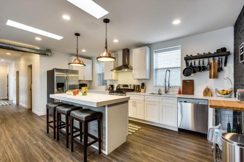 West Town Apartment | PET FRIENDLY and Room for 7! Large Common Areas to Converse and Connect apts