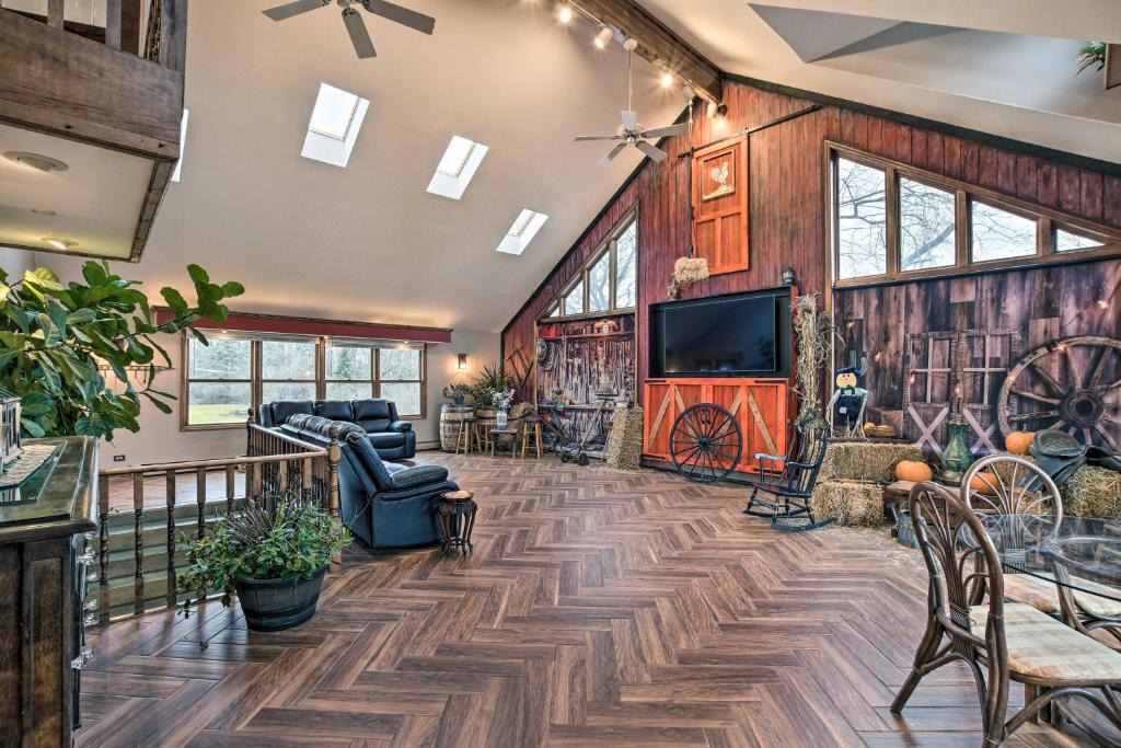 Hanover Park House | Pet-Friendly Bartlett Farmhouse with Deck!