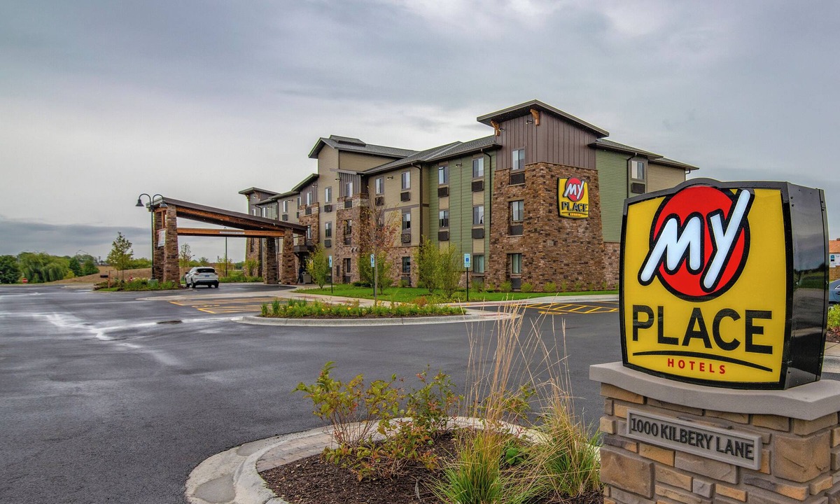 North Aurora Hotel | Pet-Friendly North Aurora Getaway | Fully Equipped Kitchen & Free Parking