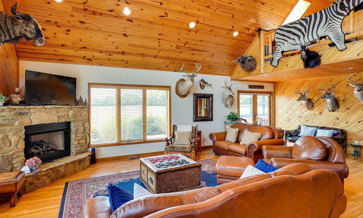 Vienna Cabin | Pet-Friendly Vienna Cabin w/Screened-In Porch!