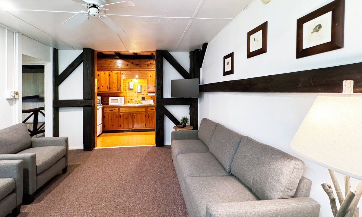 Reeders House | Poconos Rustic 1BR in the Poconos on Private Resort