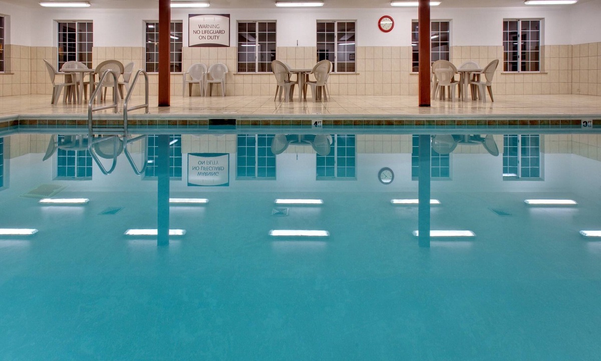 Rockford Apartment | Pool. Free Breakfast. Near Midway Village Museum!
