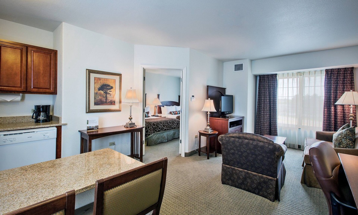 Rockford Condo | Pool. Free Breakfast. Your Next Vacation!