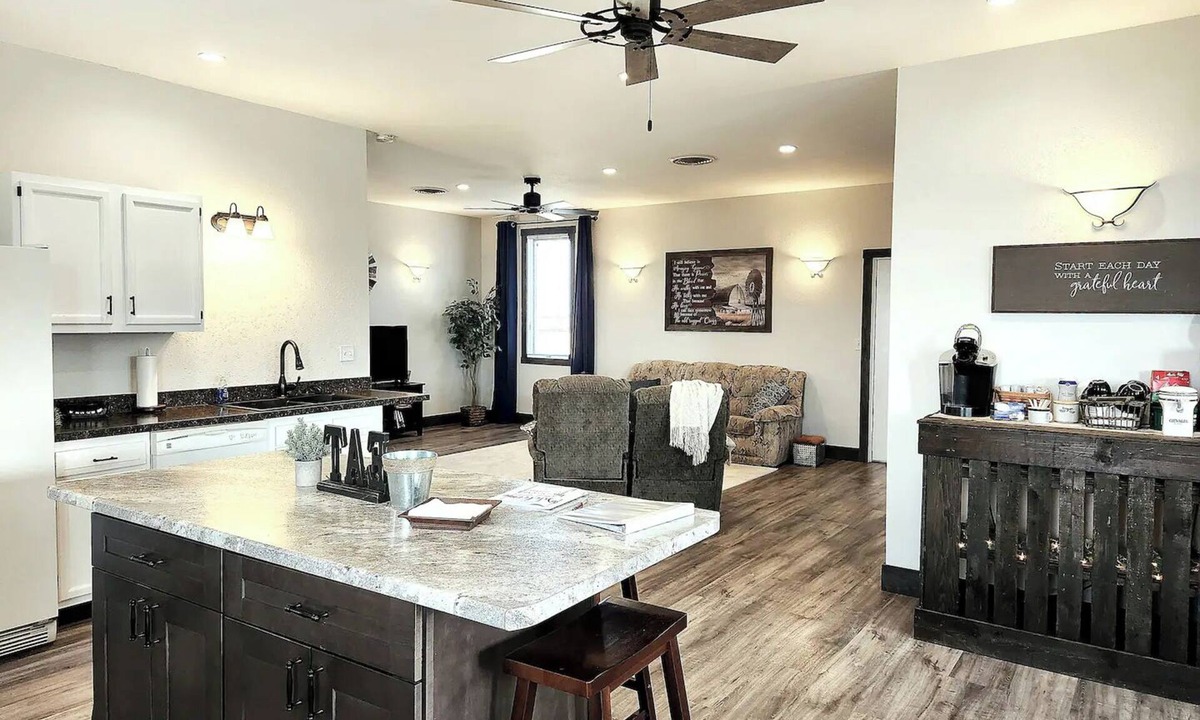 Sullivan Cottage | Prairieview Cottage Retreat - Hot Tub Sunsets - Sleeps 8