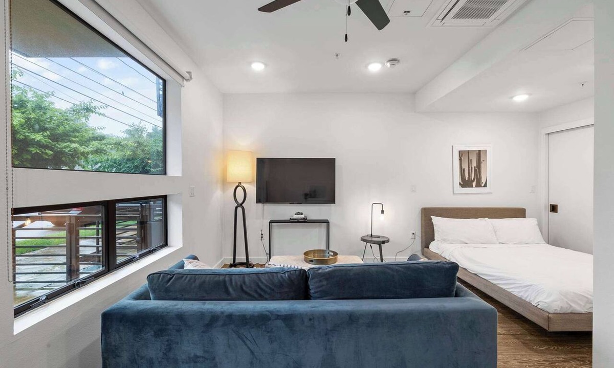 East Cesar Chavez Apartment | Prime DT ATX Studio | Mins to Rainey St | Patio