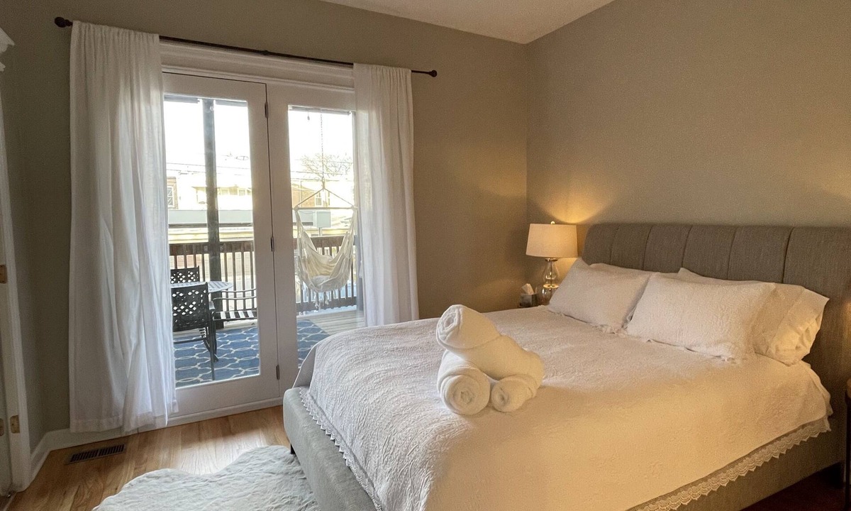 West Town Condo | Prime Location! Modern 3 Bed 3 Bath Rental in Chicago