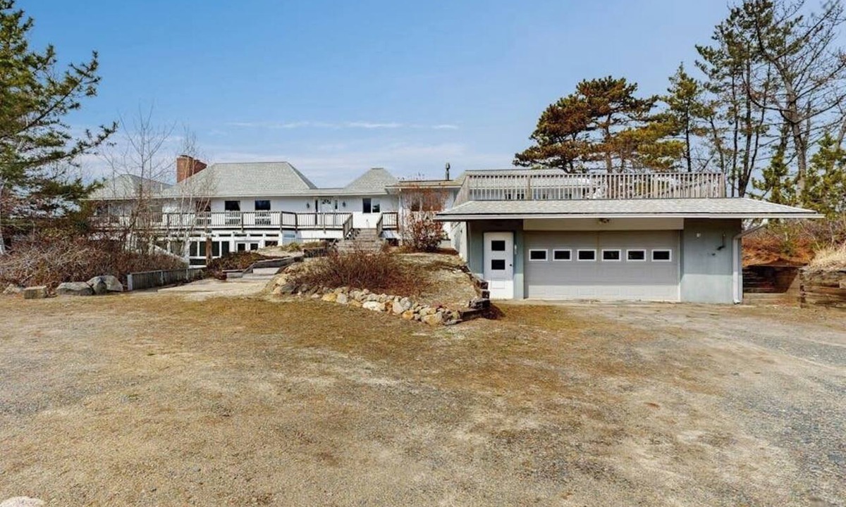 Prides Crossing House | Private beachfront escape on Coffins Beach w/amazing views & private beach