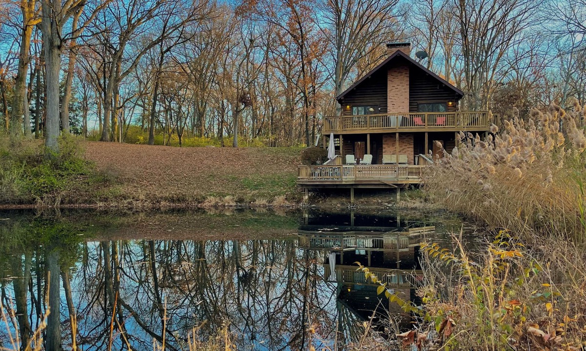 Freeburg Cabin | Private Cabin with Pond on Family Farm