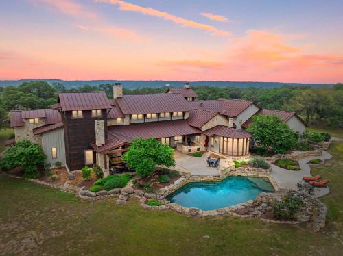 Bergheim House | Private Ranch - Pool - Ping Pong - Yoga - Weddings - Games