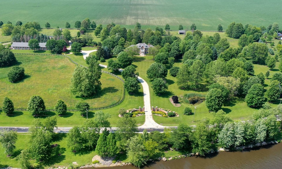 Kankakee House | Private Riverbank 27-acre Estate 1 hr from Chicago