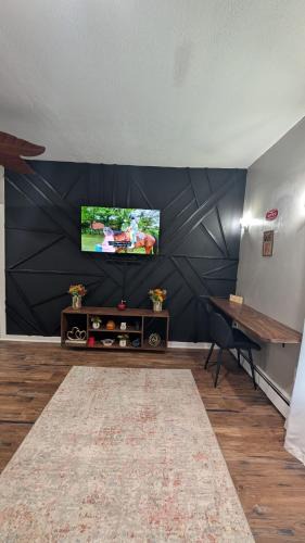 Holbrook Apartment | Private, Spacious & Comfy 1 bedroom Entire Suite With Separate Entry & Free Parking