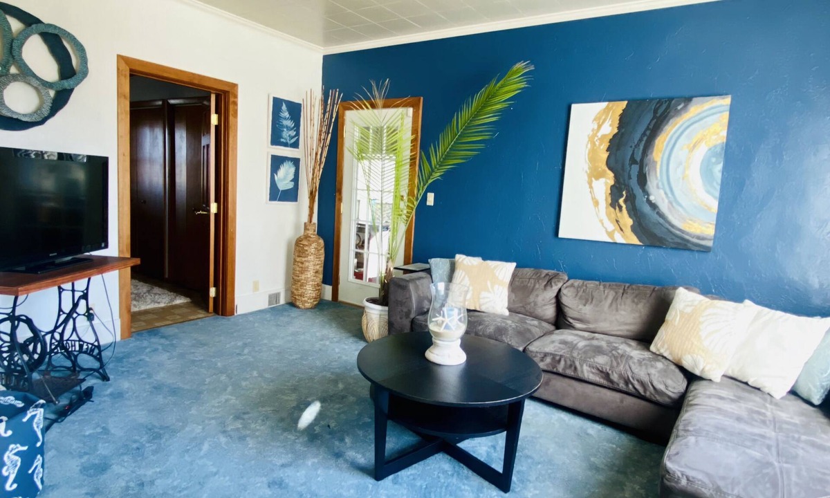 New Kensington House | Private Spacious Pool Home