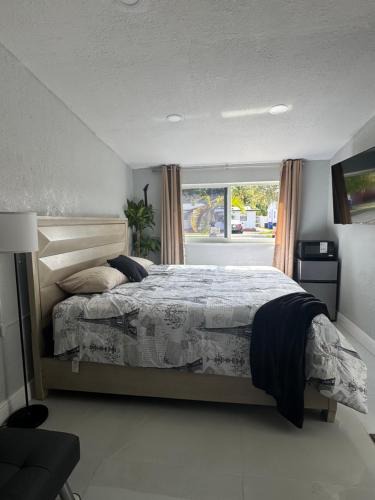Highland Garden House | Private Studio with Patio-King Bed, Near Beach & Casinos