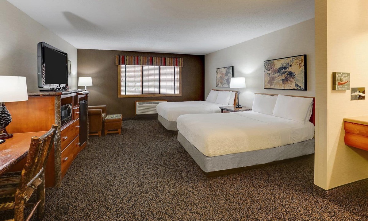 Quincy Hotel | Quaint Riverside Retreat w/Indoor-Outdoor Pool! Free On-site Parking