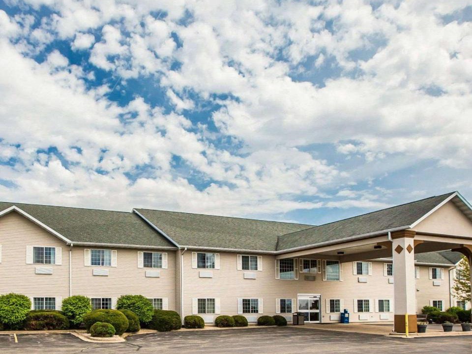 Dixon Hotel | Quality Inn & Suites Dixon near I-88