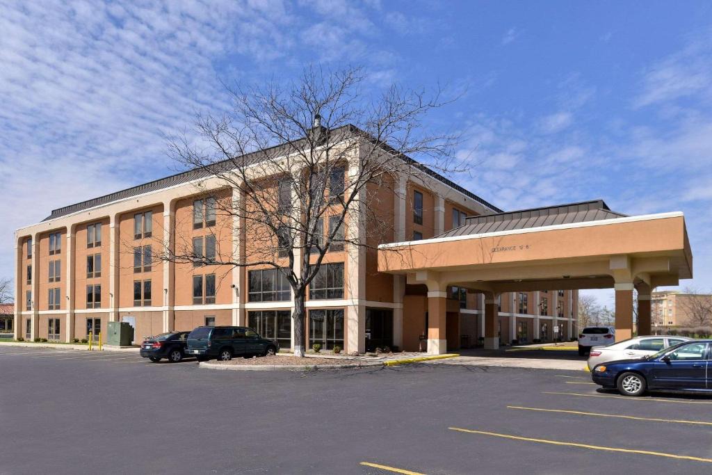 Matteson Hotel | Quality Inn & Suites Matteson near I-57