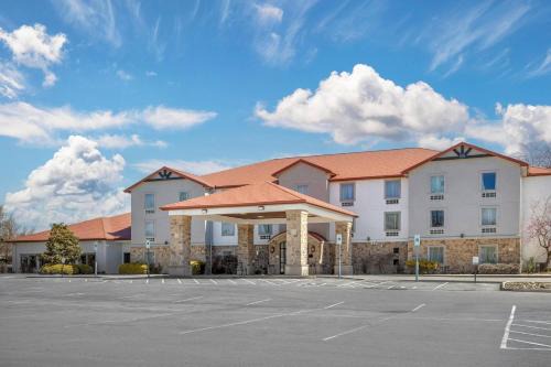 Monterey Hotel | Quality Inn & Suites Monterey I-40