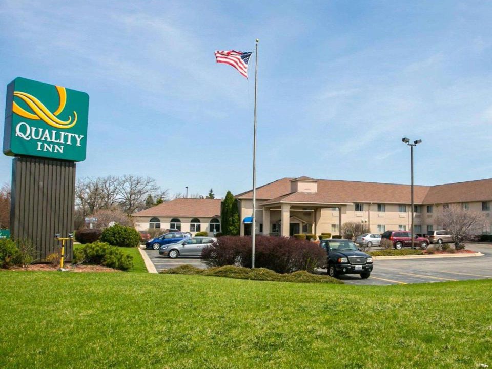 Woodstock Hotel | Quality Inn & Suites Woodstock near Lake Geneva