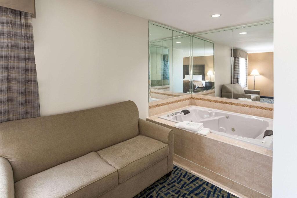 Rochelle Hotel | Quality Inn