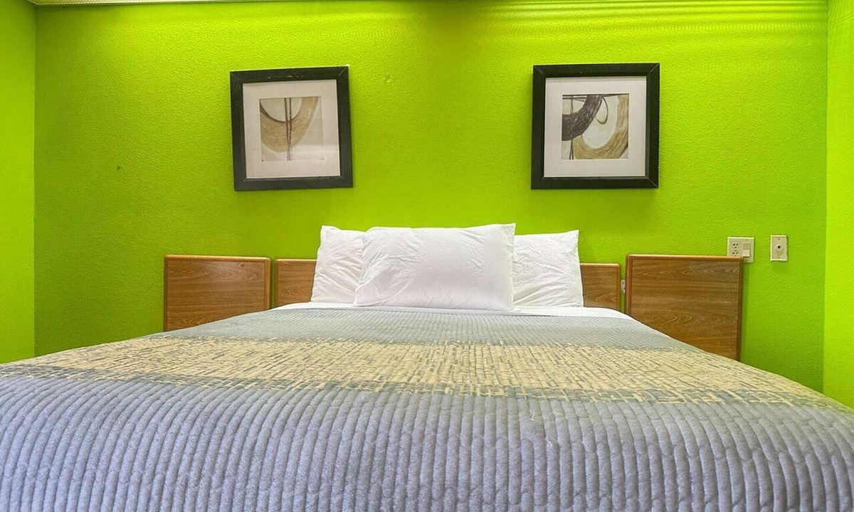 Parkway Village Apartment | Queen Bed Accessible|Non-Smoking