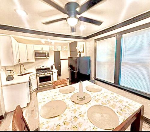Gage Park Apartment | Quiet 1BR, Eat-In Kitchen, Close to Midway