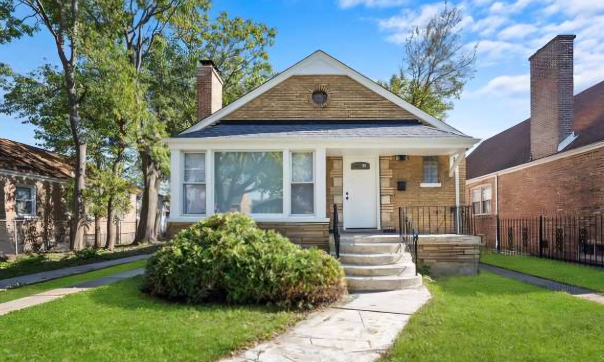 Calumet Heights House | Quiet 3-bedroom house in amazing Chicago with WiFi & AC. Near Everything!
