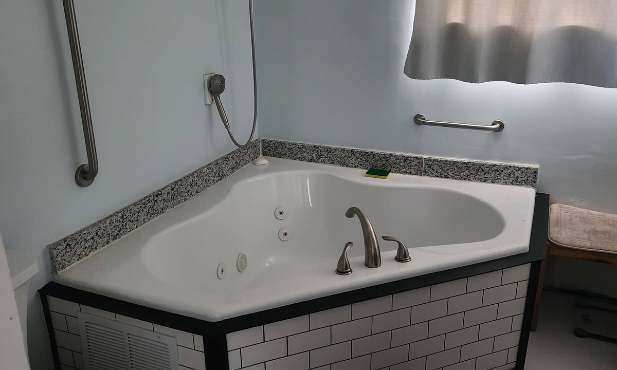 Chicago Ridge House | Quiet cul-de-sac with huge fenced in backyard