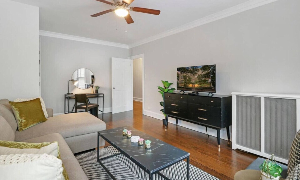 Ravenswood Apartment | Quiet Spacious 2BR Apt walk to Train, near Shops