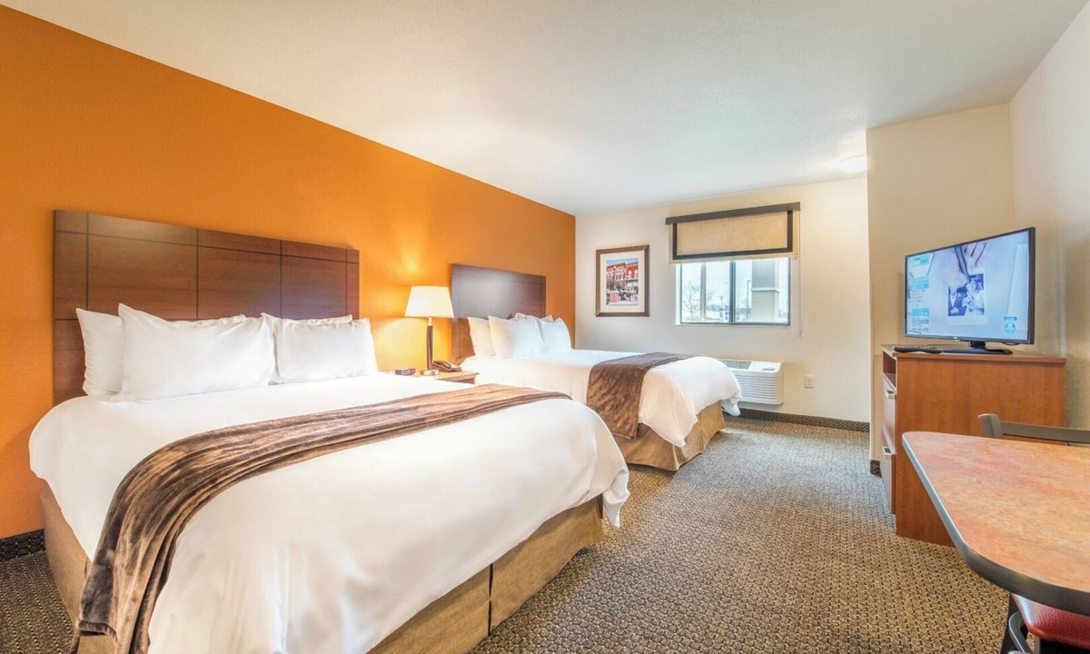 North Aurora Hotel | Relaxing North Aurora Stay | Pet-Friendly, Kitchen & Free Parking